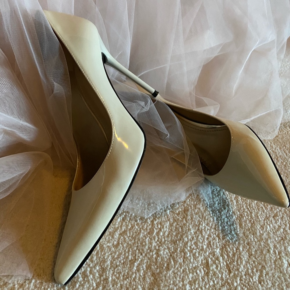 Stuart Weitzman patent shoes in nude